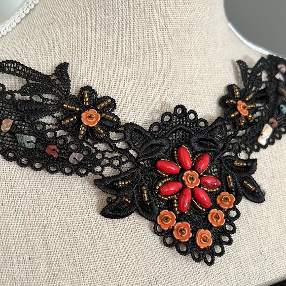 Beautiful Lace Embellished Appliqué - Picture 4 of 6